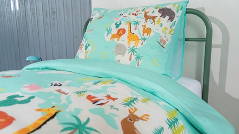 een bed met een kussen en een deken