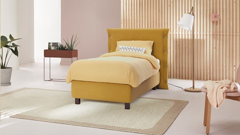 een bed in een kamer