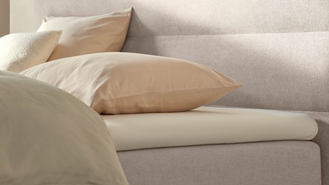 Een close-up van kussens op een bank