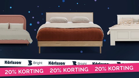 een bed met een bedframe en een bed met een bedframe en een bedframe