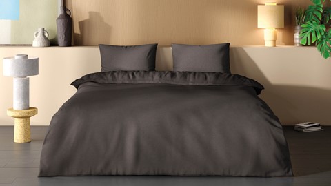 een bed met een zwarte hoes en kussens