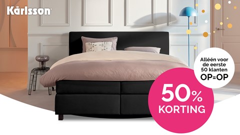 een bed met een roze hoes