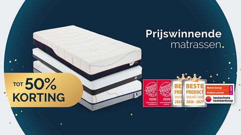 Een stapel matrassen met een prijskaartje