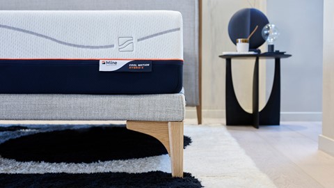 een matras op een stoel
