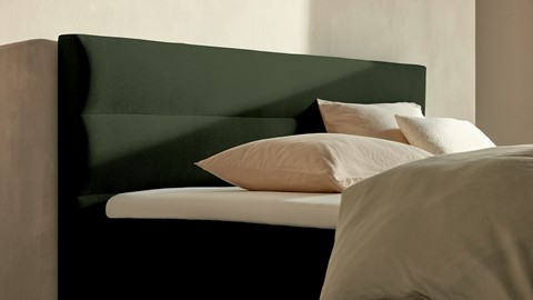 een bed met kussens erop