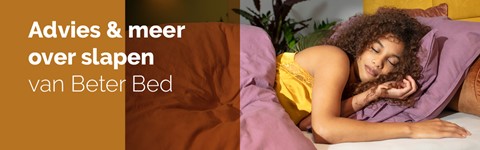 Een vrouw liggend op een bed