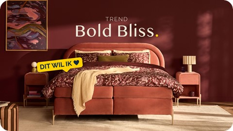 Een bed met een rood beddengoed