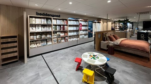 Een winkel met meubelplanken