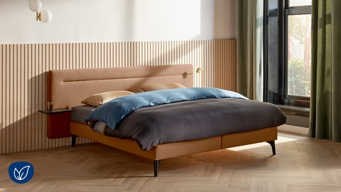een bed met een bedframe