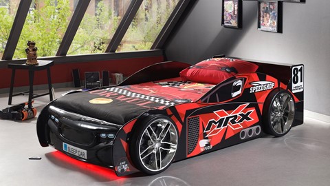 Een bed gemaakt van een raceauto