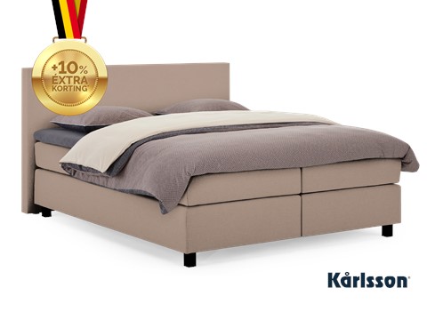 Een bed met een gouden medaille