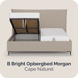 Een bed met een stoel open