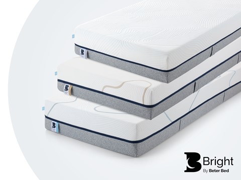 een stapel matrassen met etiketten