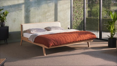 simplistisch massief houten bed