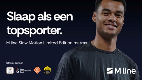 Een man die glimlacht voor een foto