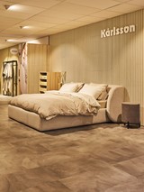 Een bed in een kamer