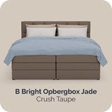 Een bed met een blauwe deken