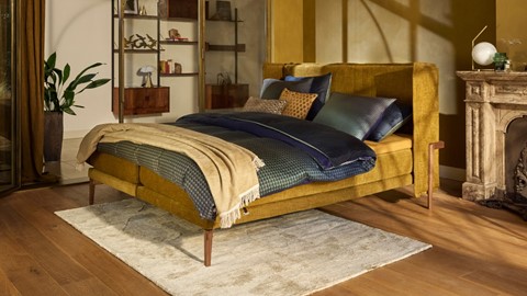 een bed met kussens erop