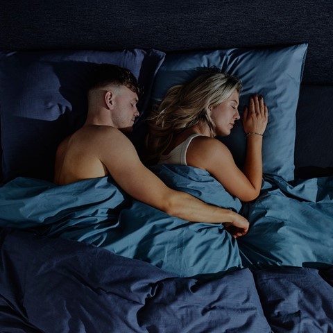 Een man en een vrouw die in bed slapen