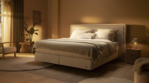 Een bed in een kamer