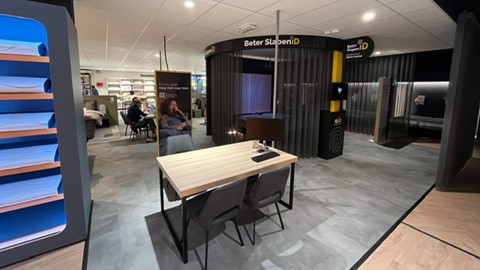 een kamer met een tafel en stoelen