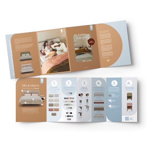 Een brochure met afbeeldingen van mensen erop