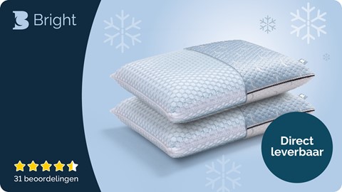een stapel kussens met sneeuwvlokken erop