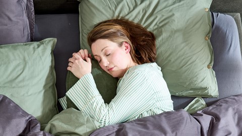 Vrouw slaapt op luchtbed op het water