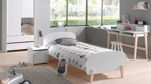 Een bed in een kamer