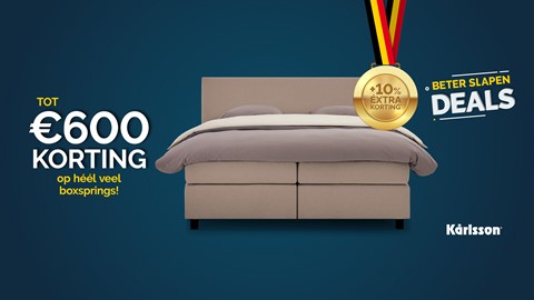 Een bed met een gouden medaille