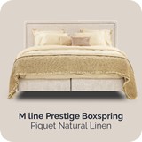Een bed met kussens en dekens