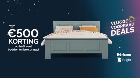 een bed met een bedframe