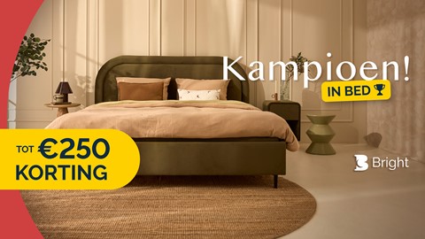 een bed met een groen hoofdeinde en een bruin tapijt
